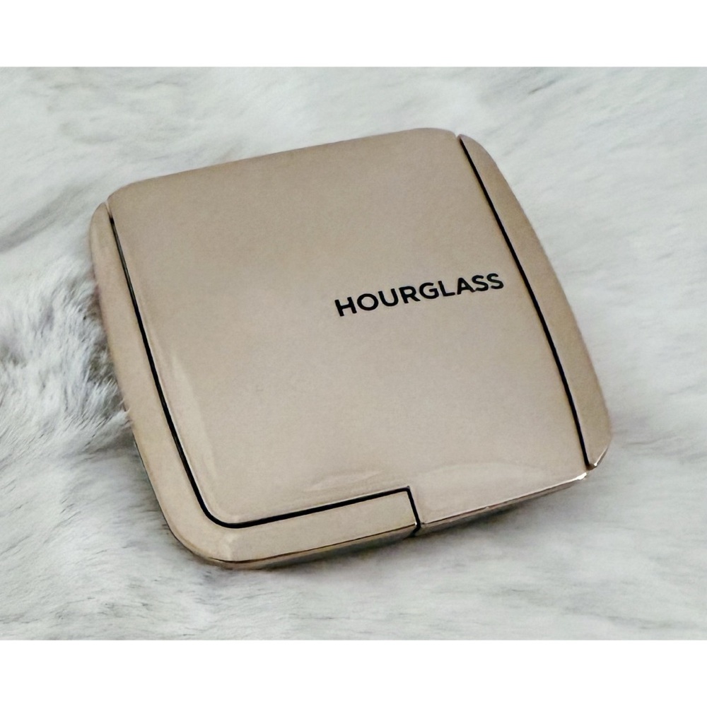 HOURGLASS Ambient Lighting Blush - Picture 2 of 3